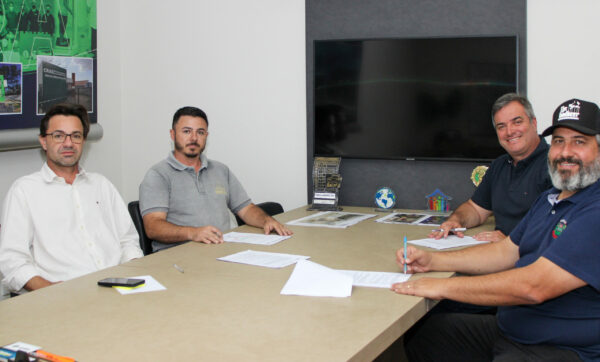 Prefeito Toledo assina contrato para readequação de prédios públicos em Cambira