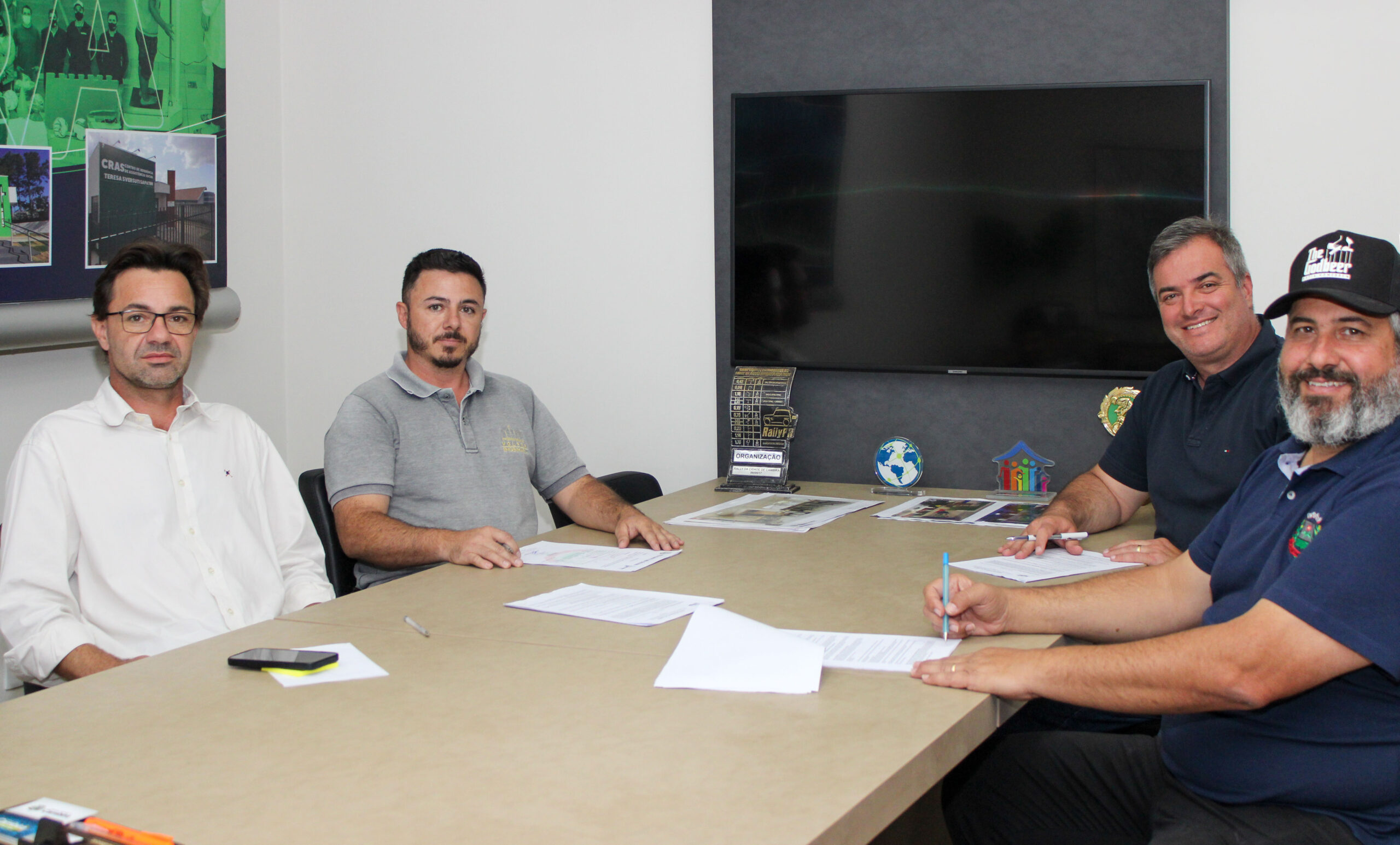 Prefeito Toledo assina contrato para readequação de prédios públicos em Cambira