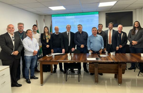 Prefeitos da Amepar estiveram reunidos nesta segunda-feira, 07, com o secretário de Estado da Saúde, Beto Preto, em Curitiba.
