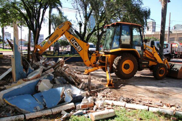 Prefeitura de Arapongas demole antigos quiosques e prepara reurbanização da Praça do Santuário Nossa Senhora Aparecida