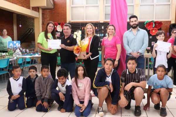 Escola Antonica Giroldo de Arapongas realiza exposição e homenageia alunos e professora por participação em projetos