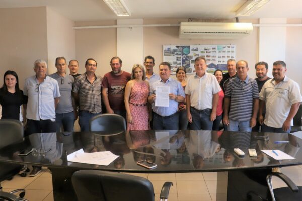 Prefeitura de Arapongas e SEAB firmam convênio para construção de barracão da Agricultura Familiar