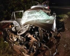 Dois jovens morrem em acidente entre carros na PR-486