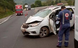 Paciente morre após carro da saúde capotar na BR-376