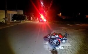 Motociclista fica gravemente ferido após bater em caçamba de entulho