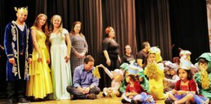 Crianças encantam o público com apresentação de música no Cine Teatro Fênix em Apucarana
