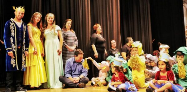Crianças encantam o público com apresentação de música no Cine Teatro Fênix em Apucarana