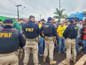 Caminhoneiros interditam rodovias no PR, apesar de decisão judicial