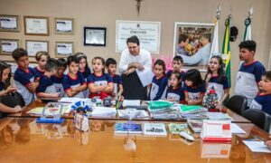 Alunos visitam gabinete do prefeito de Apucarana