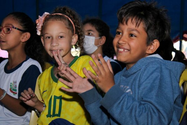Prefeitura e AMEC de Cambira levam alunos ao circo