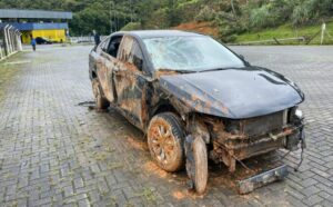 Carro retirado da BR-376 é de família que voltava de consulta médica