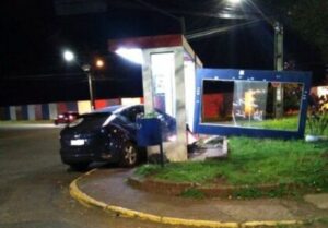Motorista perde o controle do carro e atinge ponto de ônibus em Apucarana