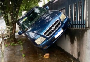 Motorista perde controle, sobe calçada e S10 ‘enrosca’, em Apucarana