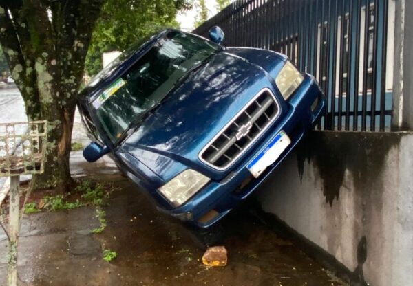 Motorista perde controle, sobe calçada e S10 ‘enrosca’, em Apucarana