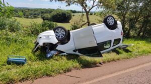 Capotamento na região de Lunardelli no Vale do Ivaí deixa mãe e filha feridas