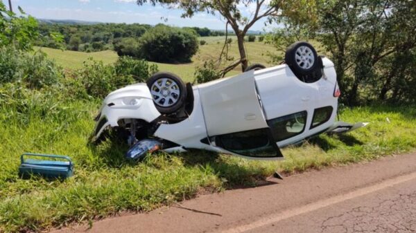 Capotamento na região de Lunardelli no Vale do Ivaí deixa mãe e filha feridas