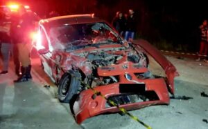 Motorista de 23 anos morre após bater contra caminhão no Paraná