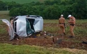 Carro capota na PR-180 e deixa dois mortos e quatro feridos