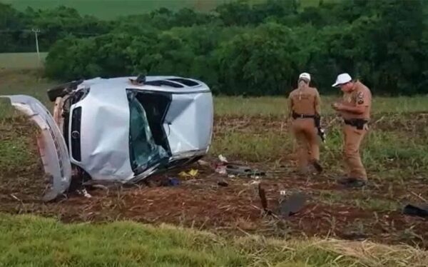 Carro capota na PR-180 e deixa dois mortos e quatro feridos