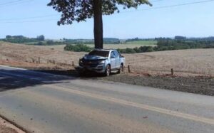 Carro com 700 quilos de maconha bate contra árvore durante perseguição