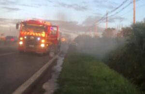 Carro pega fogo na PR-444; criança, mulher e mecânico são socorridos
