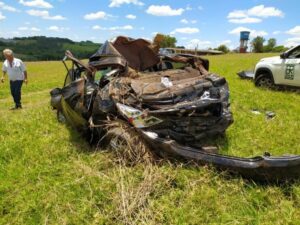 Capotamento na PR-444 deixa homem de 34 anos ferido