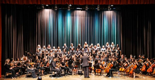Estreia da Orquestra Municipal lota Cine Teatro Fênix em Apucarana