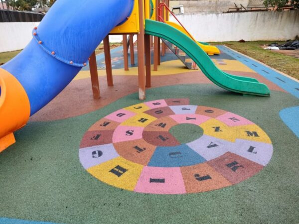 Autarquia de Educação instala pisos emborrachados nos parquinhos infantis dos CMEIS e Escolas de Apucarana