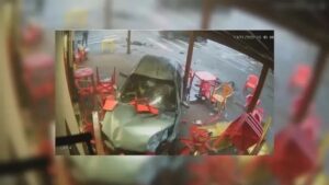 Homem fica em estado grave após carro invadir bar em Rolândia