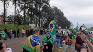 Após protestos do feriado, manifestantes seguem em frente ao 30º BIMEC