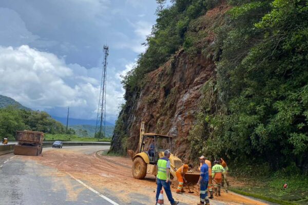BR-277 foi liberada parcialmente na tarde desta quarta-feira