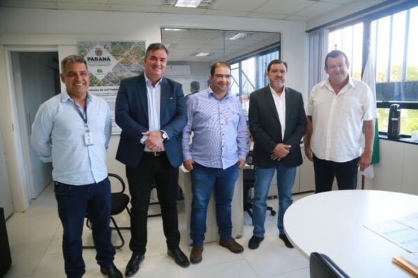 Prefeito Toledo de Cambira se reune com lideranças em Curitiba