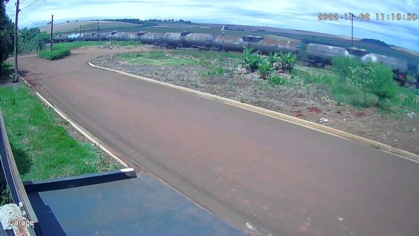 Câmera flagra descarrilamento de trem em cidade do Paraná; veja