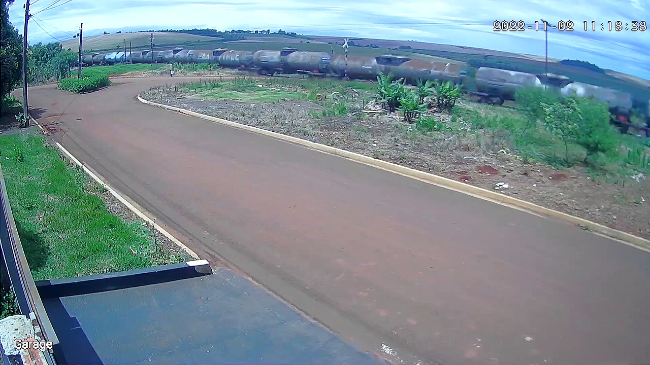 Câmera flagra descarrilamento de trem em cidade do Paraná; veja