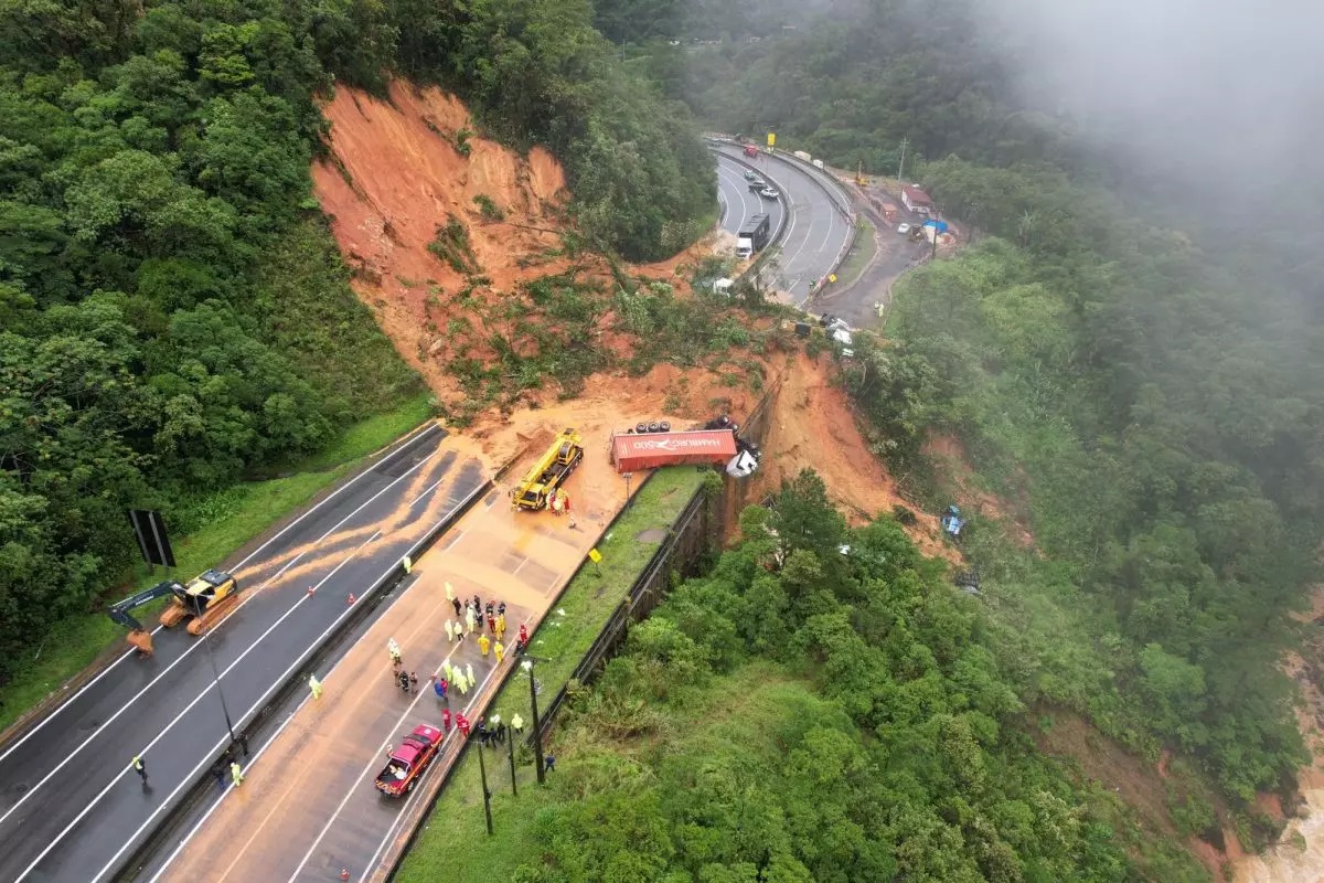 Familiar identifica caminhão de cunhado soterrado na BR-376: “desespero total”