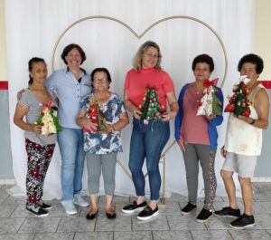 Grupo da terceira idade de Cambira realiza oficina de natal no centro do idoso