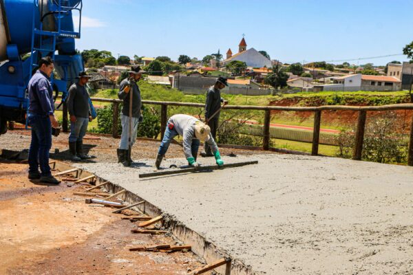Revitalização do Japira em Apucarana avança com concretagem de calçada e mirante