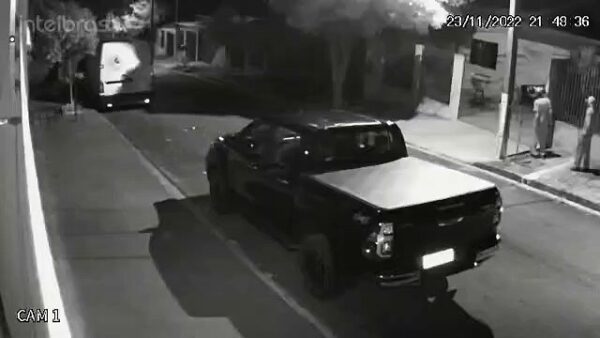 Ladrões invadem casa e roubam Hilux em Arapongas; veja o flagrante