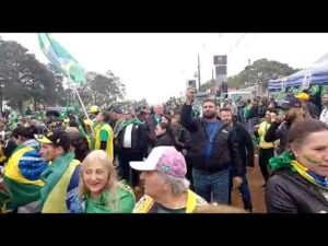 Milhares de manifestantes vão à frente do quartel de Apucarana; veja