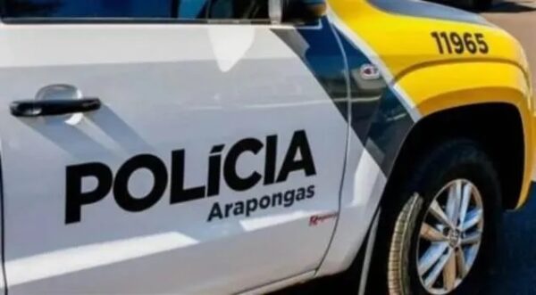Com caminhonete, homem arromba portão de casa para bater na esposa