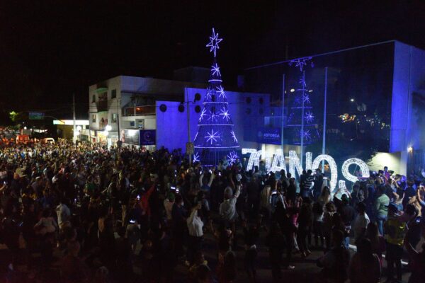 Abertura ′Astorga 70 anos′ inicia com o acender das luzes e enfeites natalinos, e show da Banda Charme Show