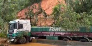 Seis pessoas são resgatadas com vida no deslizamento na BR-376; número de vítimas segue indefinido