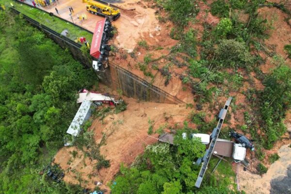 Governo confirma uma morte, um sobrevivente e 15 veículos atingidos na BR-376