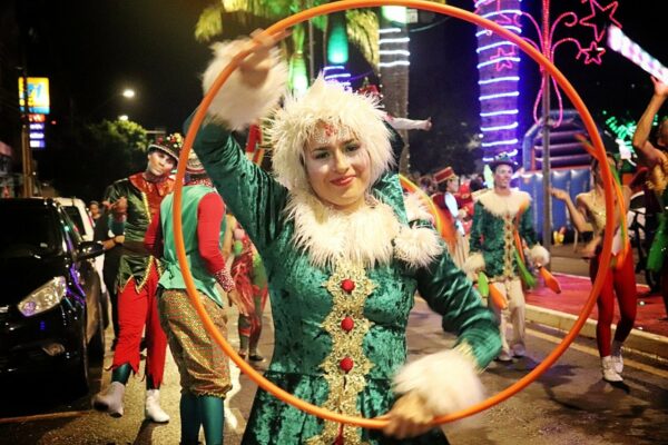 Grande Desfile de Natal da ACIA encanta público; novas apresentações serão nos dias 15, 20 e 23 de dezembro em Arapongas