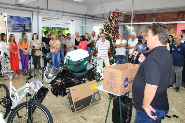 Fim de Ano: sorteio de prêmios reúne servidores no Paço Municipal em Arapongas