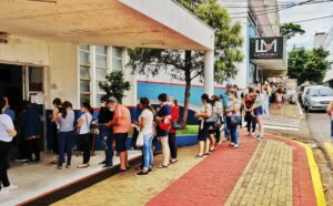 Campanha de prevenção do câncer de pele atrai centenas de pessoas em Apucarana