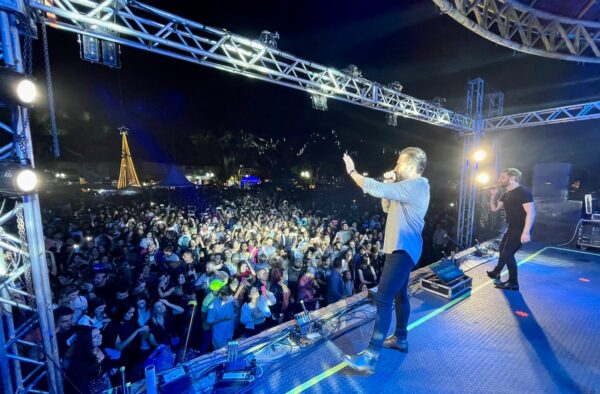 Com sertanejo e pagode, Guilherme & Benuto emocionam 8 mil pessoas em Mandaguari