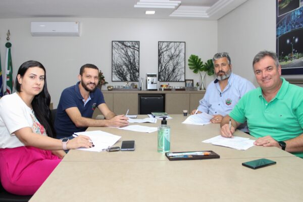 Prefeito Toledo de Cambira assina contrato e ordem de serviço para a execução da reforma dos BWC’S do ginásio Antônio Sebastião Lorejan, nosso “BAGRÃO”.