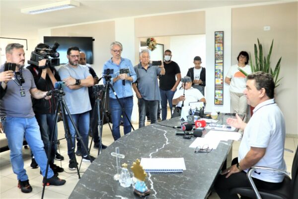 Em coletiva, Prefeito de Arapongas esclarece dúvidas sobre atualização da Planta Genérica e valores do IPTU