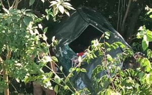 Carro cai de ponte e deixa mãe e filha feridas, no Paraná